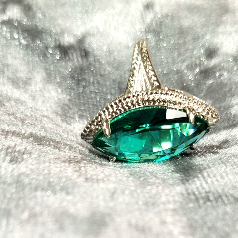 Large Green Marquise shaped Rhinestone Ring - Picture 11 of 12